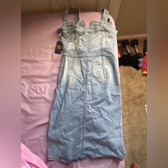 2 Dresses + 1 Top - Perfect for Spring🌸 - Picture 5 of 11